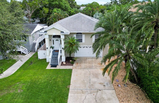 Spacious full remodeled luxury retreat w/Private pool, golf cart, movie theater