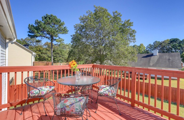 Spacious Georgia Home w/Deck, Grills & Fireplace!