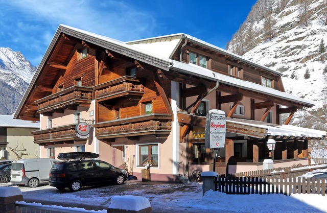 Spacious group house with sauna and ski storage