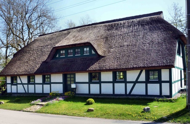 spacious ground floor apartment under thatch on 100sqm