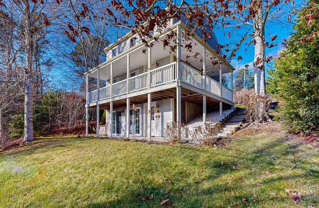 Spacious home close to Peters Pond Beach with porch, AC, W/D, & water view