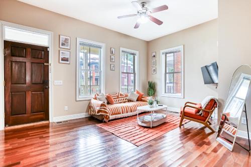 Spacious Home for 14PPL - 2 King Beds - Close to DT, Starland & Forsyth - Private Yard & Parking