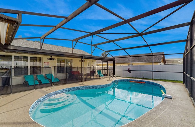 Spacious home heated pool, close to theme parks and enclosed yard