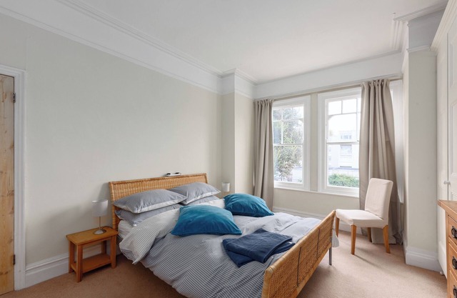 Spacious home off Clapham Common in residential street, 3 x bedrooms, terrace,