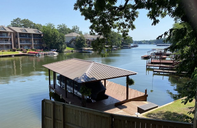 Spacious Home on Lake Hamilton with Covered Boatdock /3 Kayaks
