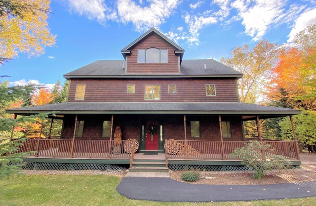 Spacious home, ski views, pool table, foosball, privacy, steps to Mt Wash Hotel and dog friendly!