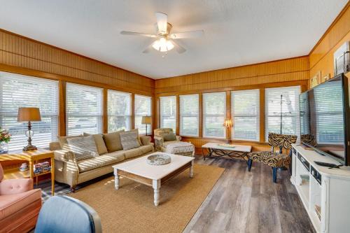 Spacious Home with Florida Room about 1 Mi to Lake Dora!
