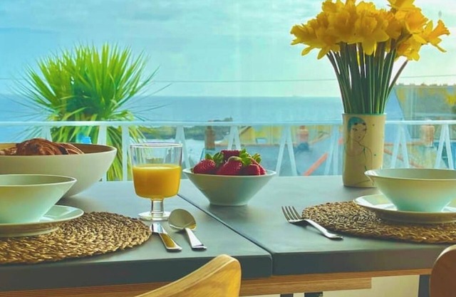 Spacious home with sea view, parking (EV) & garden