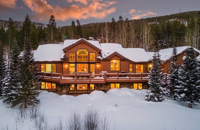 Spacious Home with Mountain Views + Hot Tub + Ski Shuttle - Mountain Joy