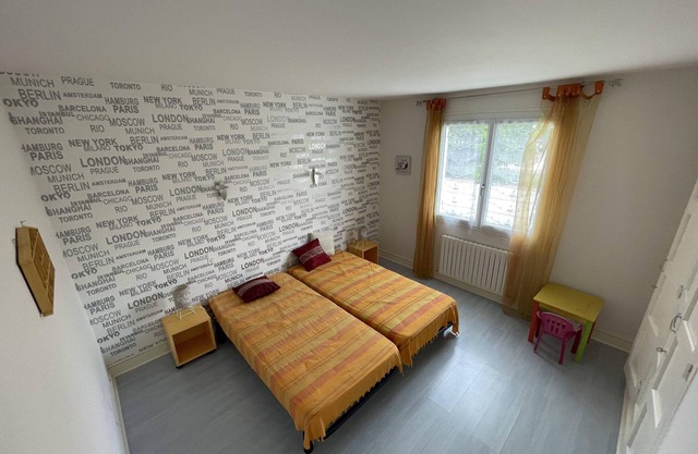 SPACIOUS HOUSE, 100 M², 6 pers, QUIET, BEACHES : 10 min from ROYAN ! WIFI.