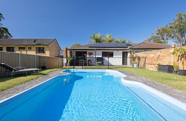 Spacious House with Pool - 5 min walk to Lake