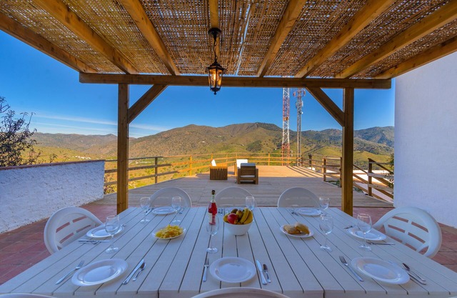 Spacious house with spectacular views 15 minutes from the center of Malaga.