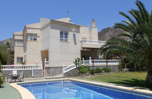 SPACIOUS INDEPENDENT VILLA, WITH GARDEN AND PRIVATE POOL