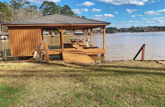 Spacious Lake House for Family Fun with Hot Tub, Arcade, Pool Table and more
