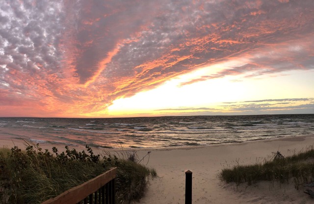 Spacious Lake Michigan Lakefront Cottage