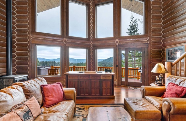 Spacious Lake Wenatchee Estate With Expansive Deck With Hot Tub, Screened Porch & Mountain Views