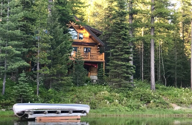 Spacious Lakefront Log Cabin "Gem" by Glacier Park