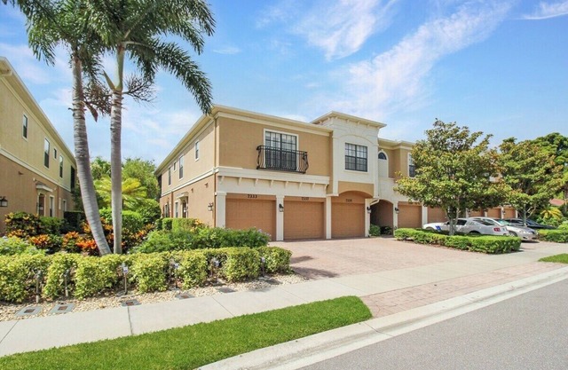 Spacious lakefront 3BR townhome near Anna Maria Island - Blossom Retreat