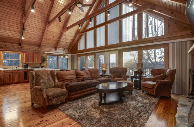 Spacious Lakefront Cabin w/HotTub, Fire & Kayaks