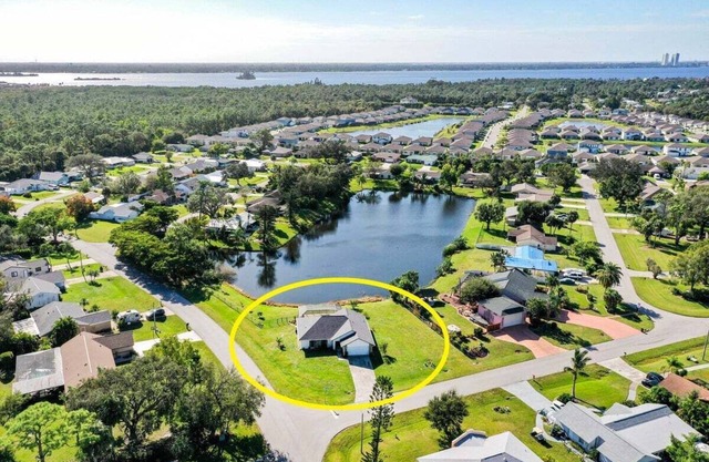Spacious lakefront pool home in North Fort Myers - Horizon Oasis