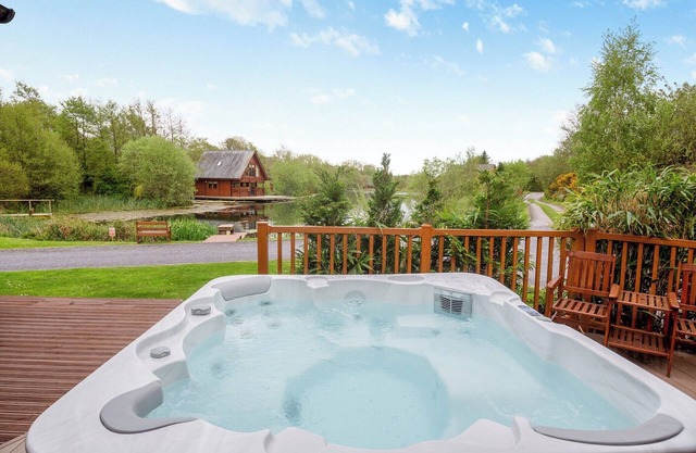 Spacious, light, all wood luxury lodge in tranquil location at head of lake.