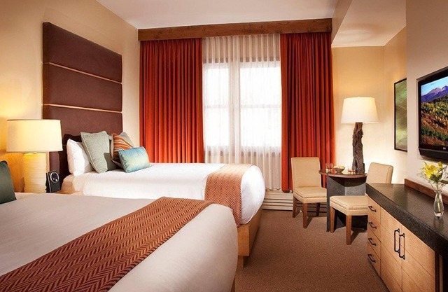 Spacious Lodge Suite + Hot Tub + Pool
