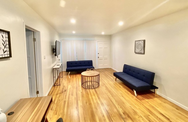 Spacious lux 2 bedroom Apt in TOP location in LA!