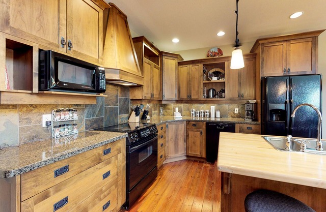 Spacious luxury home w/private hot tub, ski-in/ski-out access, dog friendly