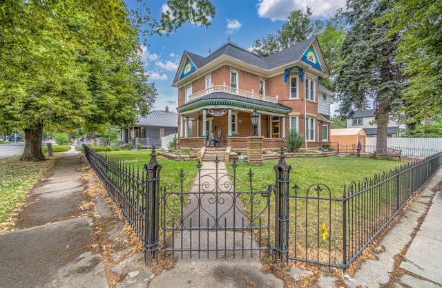 Spacious Luxe Downtown Victorian Home - Pets OK-Close to Rocky Mtn National Park