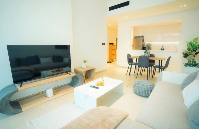 SPACIOUS LUXURY 2 BEDROOM CONDO- PRIME DUBAI LOCATION