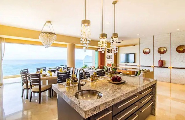 SPACIOUS/LUXURIOUS Two Bedroom Suite - gorgeous!nn