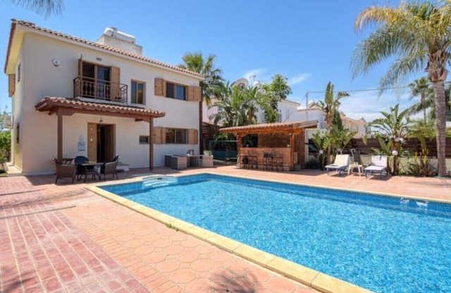Spacious, Luxurious 3 Bedroom Villa, Big Swimming Pool, big plot can sleep 8