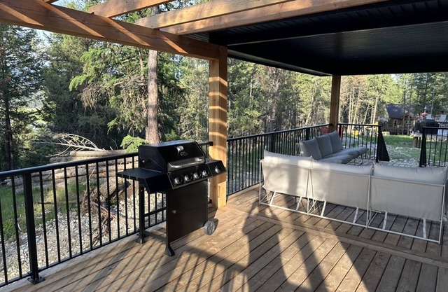 Spacious luxurious cottage at lake Koocanusa.nnNewly build in 2023.