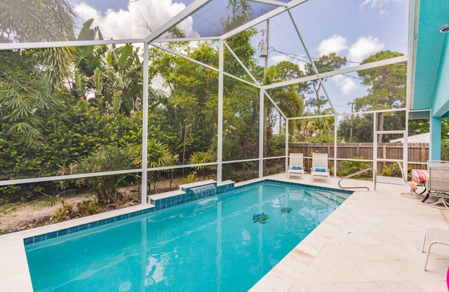 Spacious & Luxurious. Walk to beach.New Heated Pool