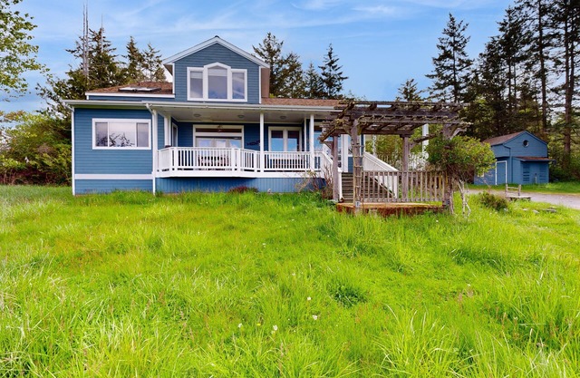 Spacious, Modern House with Stunning Bay Views - Lopez Village and Marina