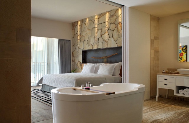 Spacious Modern Suite with Free Minibar Items (T Sand Suite20)