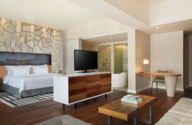Spacious Modern Suite with Free Minibar Items (T Sand Suite34)
