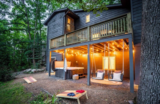 Spacious & Modern Treehouse Family Retreat - 5 Bd-Game Room-Hot Tub-Fire Pit