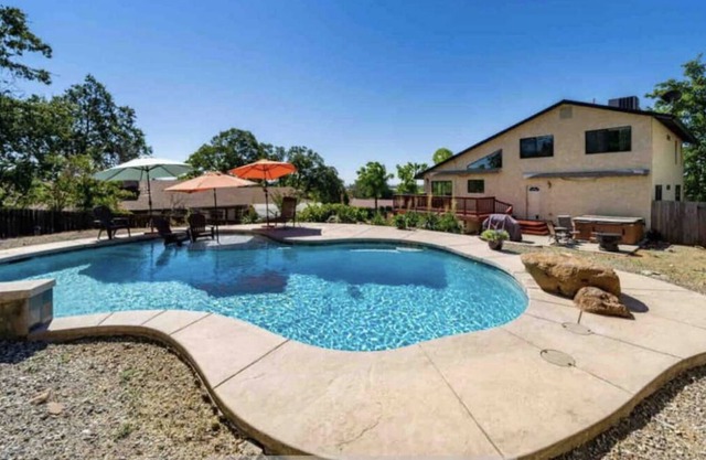 Spacious Modern w/hot tub pool 4BD/3BR