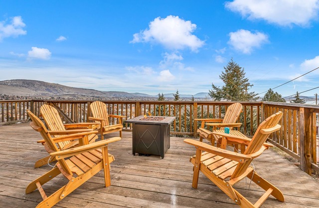 Spacious & Modern w/4 king beds and a view - hot tub on the deck - pet friendly