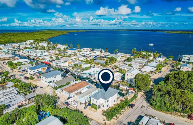 Spacious & modern waterfront home with great outdoor space - dog-friendly