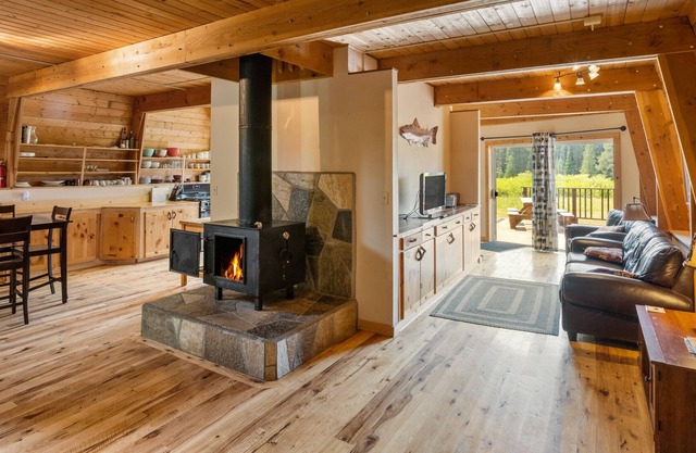 Spacious Mountain Cabin-8 min from Yellowstone Nat. Park On Private w/ View