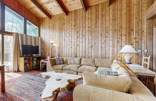 Spacious Mountain Lodge-Style Home with Free WiFi - Nearby Ski Access