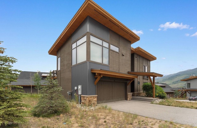 Spacious Mountain Home, Panoramic View from Private Balcony, Central Location