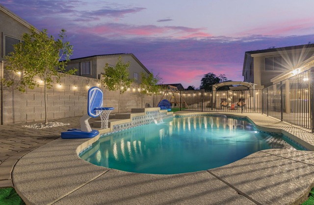 Spacious Oasis w/Private Heated Pool, Spa, Arcade Gameroom,near Cardinal stadium