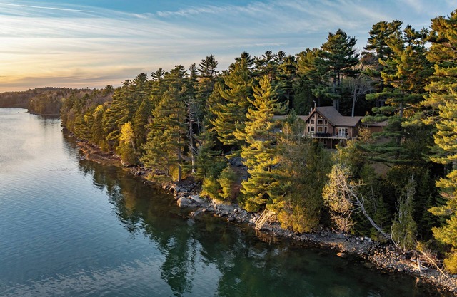 Spacious Oceanfront Chalet: Hot tub, Sunset Views, Game room