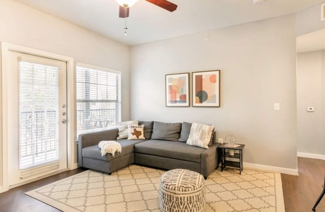 Spacious one bedroom 1 mile from the Domain