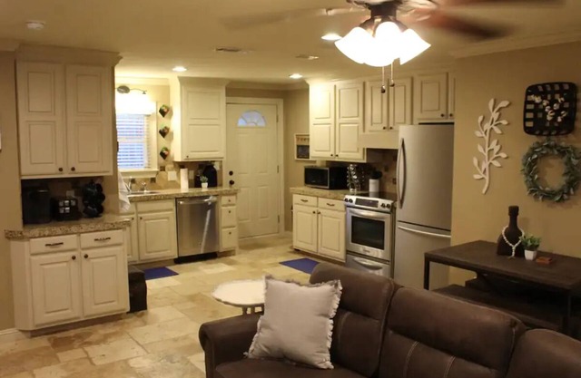 Spacious one bedroom 2 miles from Texas Tech!nn