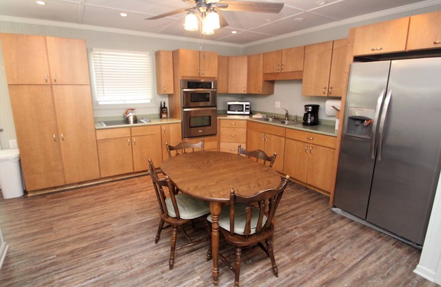 Spacious, Open Concept, Pet Friendly, Lakefront Cottage w/Hot Tub outside Erie