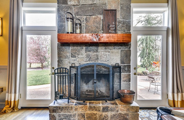 Spacious Oregon Home w/Fire Pit & Grill!